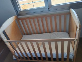 Cuna de madera con dibujo de jirafa