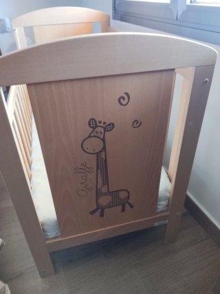 Cuna de madera con dibujo de jirafa