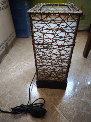 Lámpara de mesa de rafia
