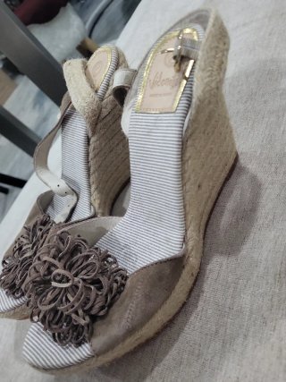 Sandalias Castañer cuña esparto flor beige