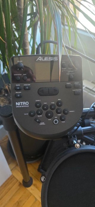 Batería Electrónica Alesis Nitro (como nueva)