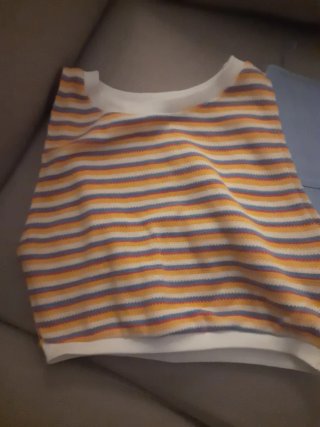 Top de rayas, top blanco y top azul.