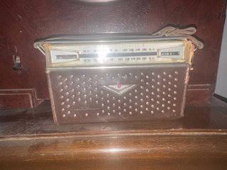 Radio Portátil Vintage Marrón y Plata