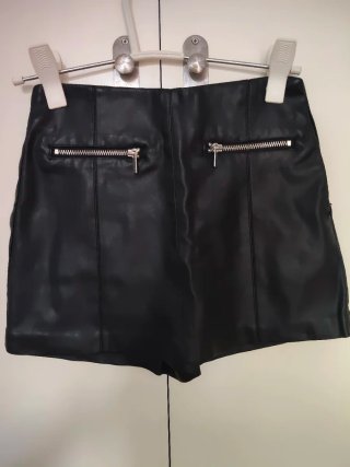 Falda pantalón de cuero Stradivarius Talla 32