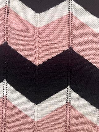 Vestido de manga comprida com padrão zig-zag