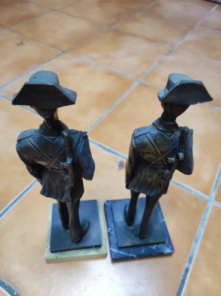 2 Figuras Antiguas de Guardia Civil