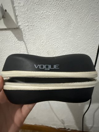 Estuche de gafas Vogue negro y blanco