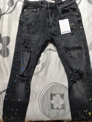 Vaquero Bershka Negro con Salpicaduras es de hombr