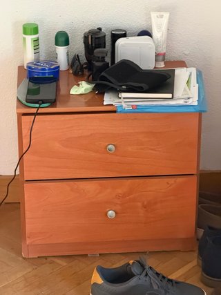 Mesa de noche de madera