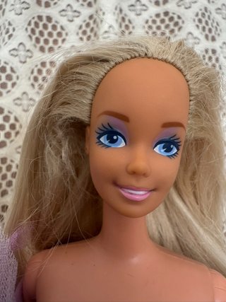 Muñeca Barbie con Vestido Lila
