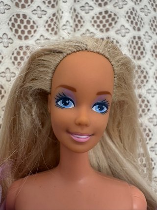 Muñeca Barbie con Vestido Lila