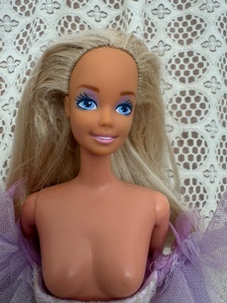 Muñeca Barbie con Vestido Lila
