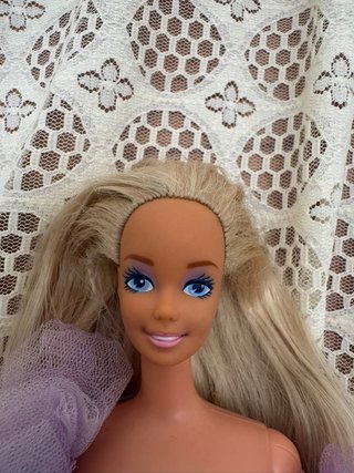 Muñeca Barbie con Vestido Lila