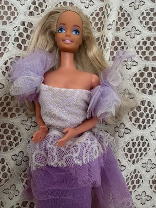 Muñeca Barbie con Vestido Lila