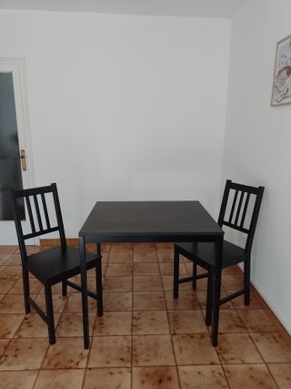 Mesa de Comedor con 2 Sillas Negras