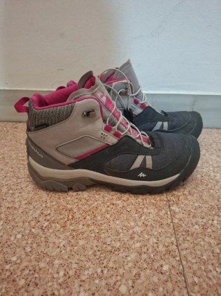 Botas de montaña Quechua grises y rosas