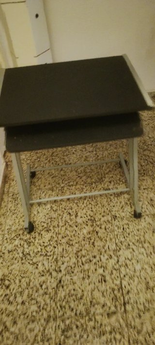 Mesa de ordenador con ruedas