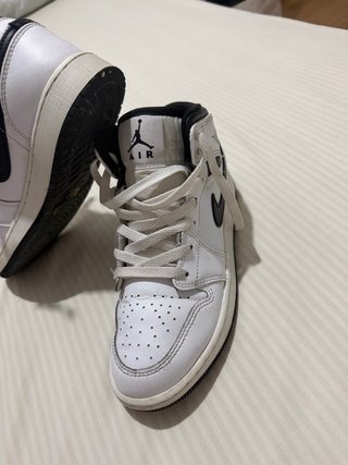 Zapatillas Jordan Air 1 Mid Blancas y Negras