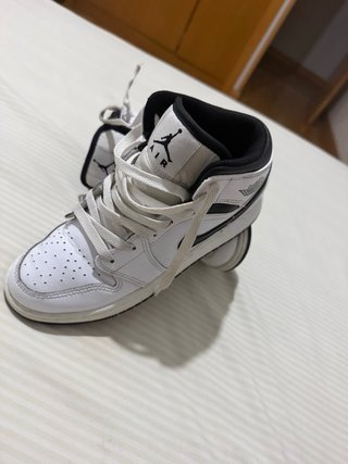 Zapatillas Jordan Air 1 Mid Blancas y Negras