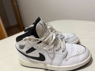Zapatillas Jordan Air 1 Mid Blancas y Negras