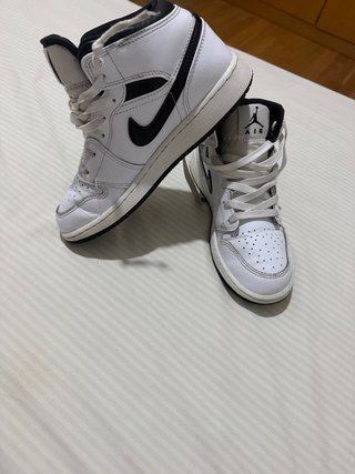 Zapatillas Jordan Air 1 Mid Blancas y Negras