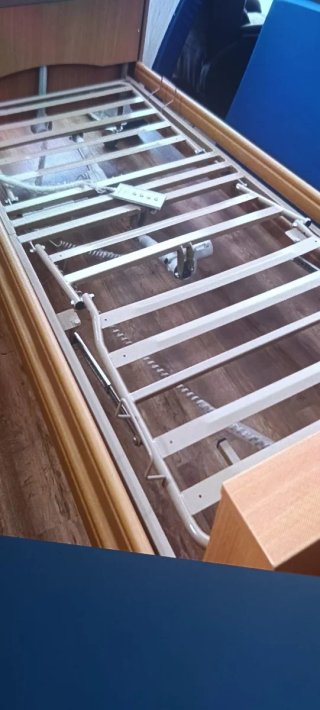 Cama articulada madera y metal.