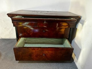 Cómoda antigua de madera