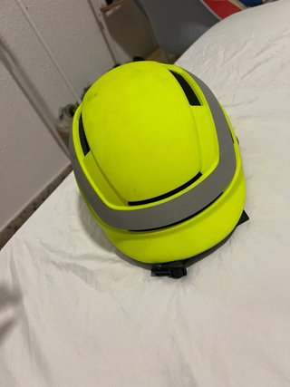Casco de bicicleta amarillo con luz LED