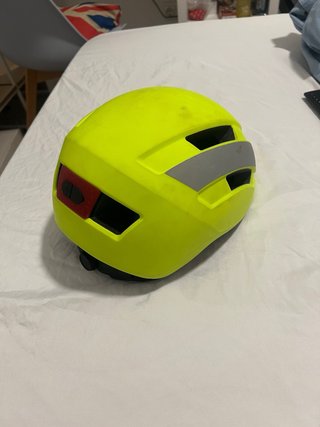 Casco de bicicleta amarillo con luz LED