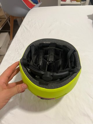 Casco de bicicleta amarillo con luz LED