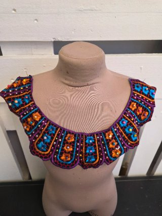 Blusa blanca con cuello bordado multicolor