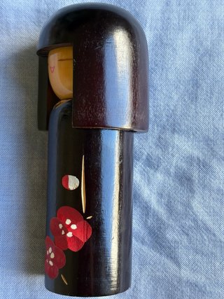 USABURO Kokeshi · Japón · Flores rojas · 14 cm