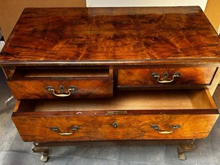 Cómoda de madera clásica