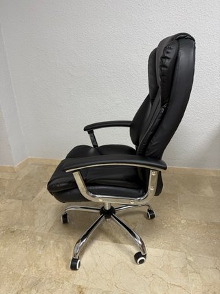 Silla de oficina negra elegante