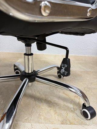 Silla de oficina negra elegante