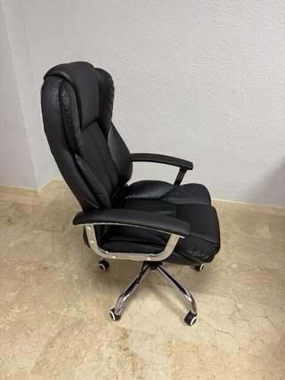 Silla de oficina negra elegante