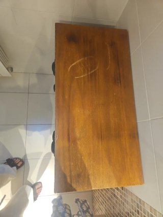 Cómoda de madera con cajones decorados