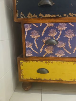 Cómoda de madera con cajones decorados