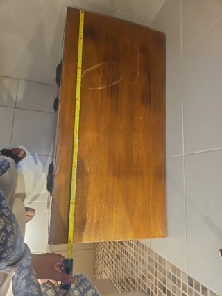 Cómoda de madera con cajones decorados