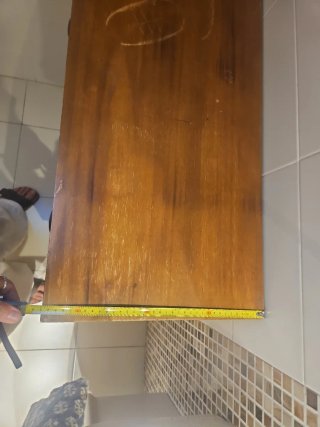 Cómoda de madera con cajones decorados