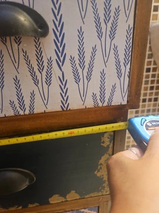 Cómoda de madera con cajones decorados