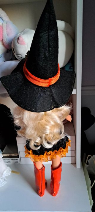 Muñeca Nancy con disfraz de bruja