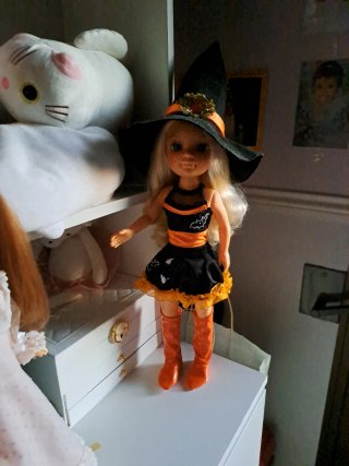 Muñeca Nancy con disfraz de bruja
