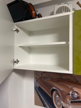 Mueble de salón verde con diseño floral