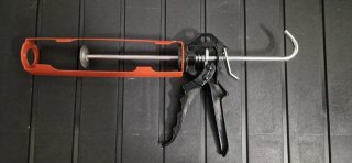 Pistola de silicona naranja y negra