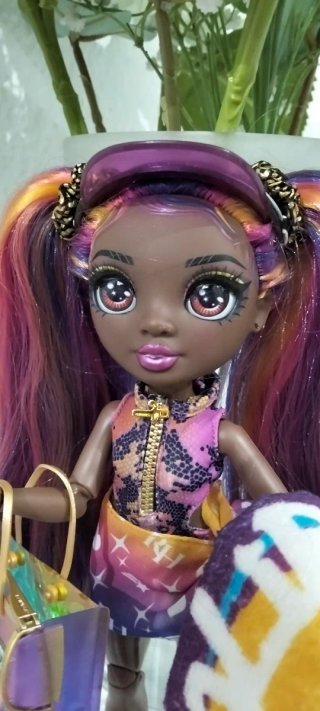 Muñeca Rainbow High Pacific Coast Phaedra