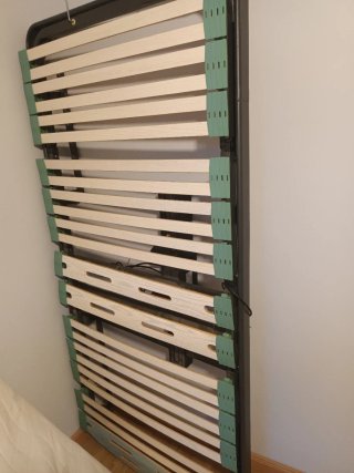 Cama articulada con estructura metálica