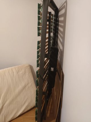 Cama articulada con estructura metálica