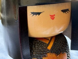 Miyajima Muhitsu · Kokeshi dorada vintage