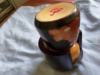 Miyajima Muhitsu · Kokeshi dorada vintage
